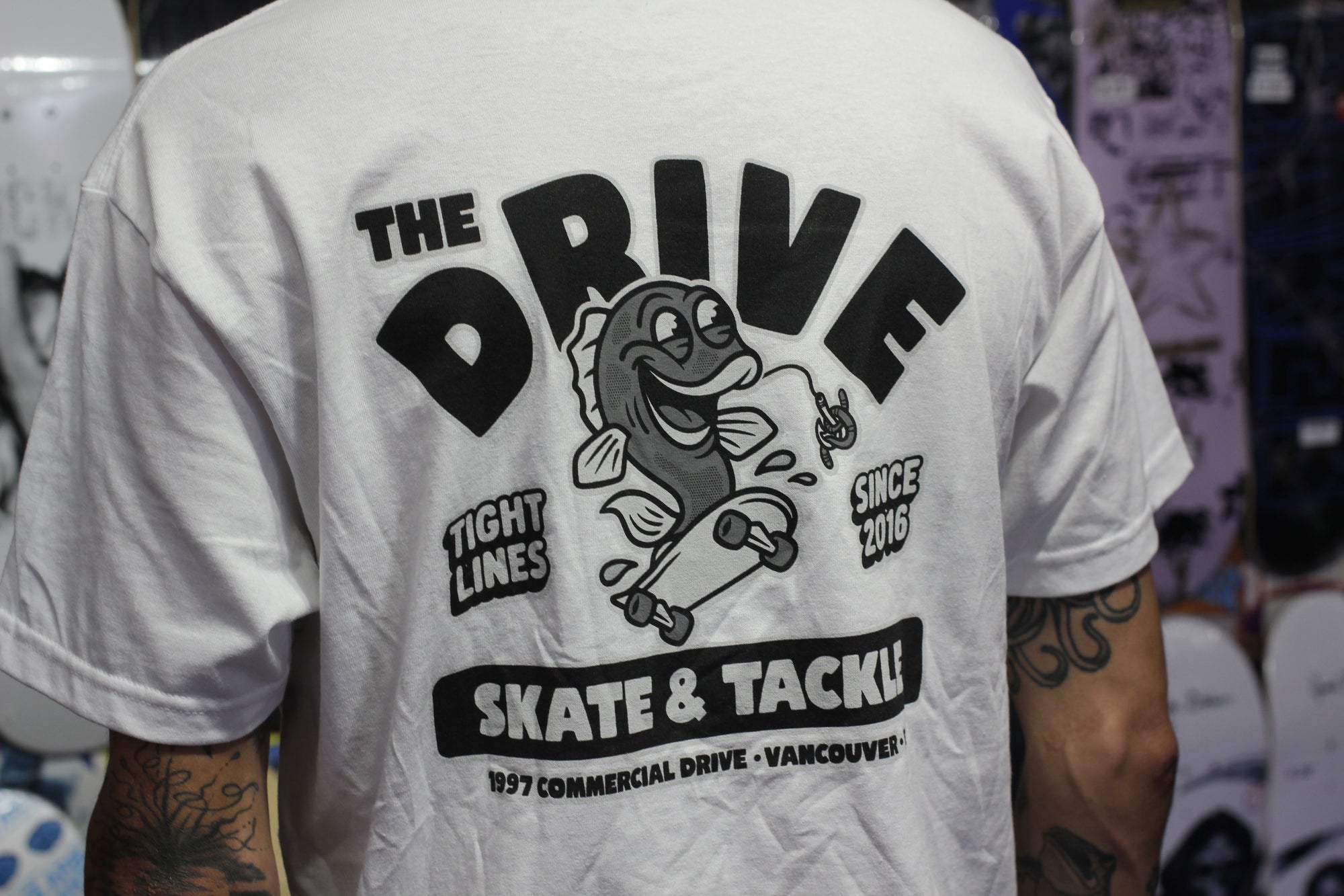 THE DRIVE SKATE &amp; TACKLE T-SHIRT WHITE/BLACK - The Drive Skateshop