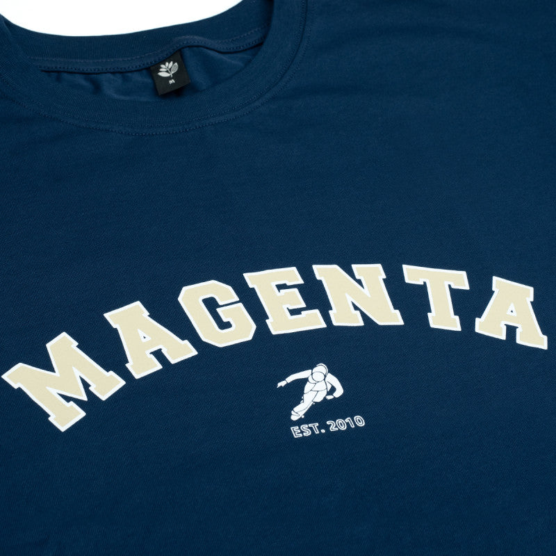 MAGENTA VARCITY TEE NAVY 